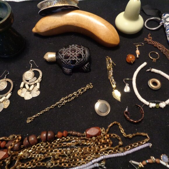 JUNK DRAWER VINTAGE SALT WOOD BANANNA BRADLEY COIN TURTLE JEWELRY PARTS ETC LOT - Picture 3 of 13